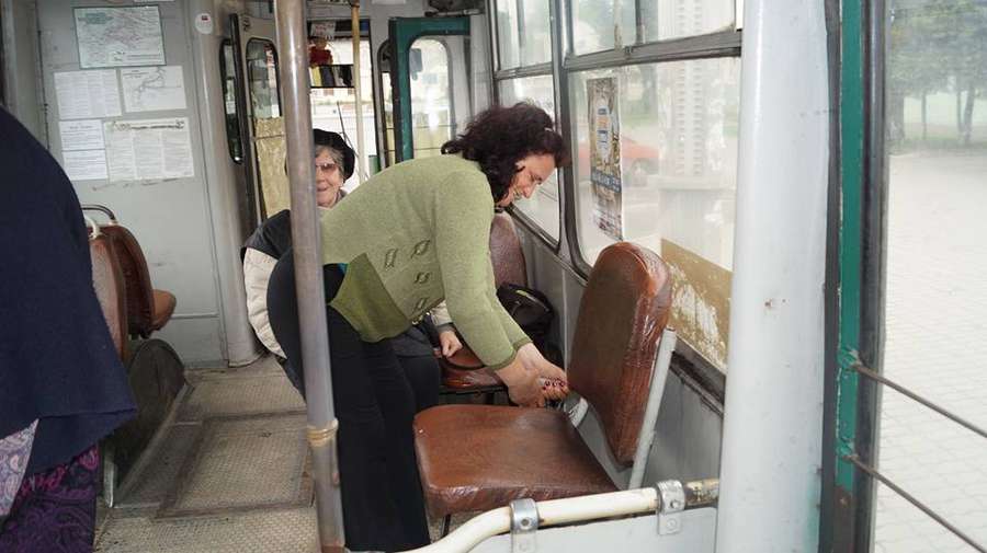 У Луцьку працівники ЛПЕ вимили тролейбуси (фото)