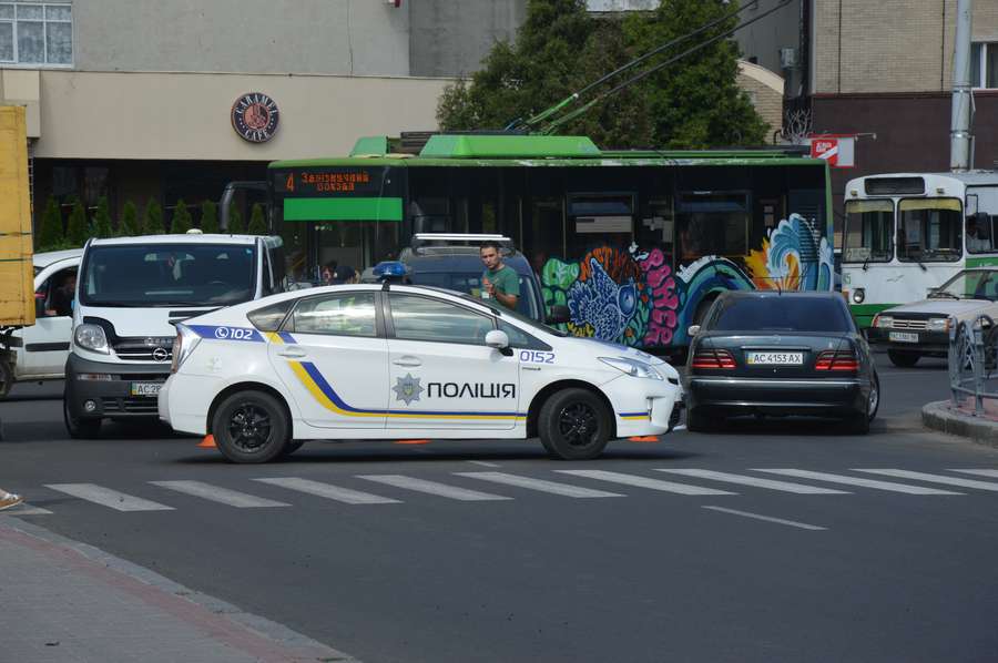 Правоохоронці перекрили вулицю Богдана Хмельницького...><span class=