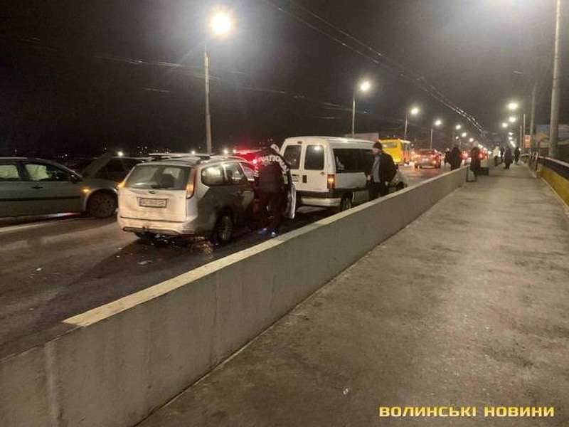 У Луцьку на мосту біля Там Таму зіткнулись близько 12 авто (фото)