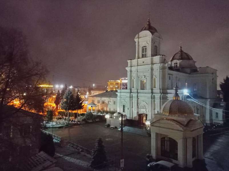 Зима близько: у Луцьку випав перший сніг (фото)