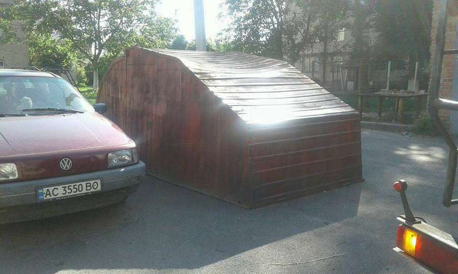 У Луцьку демонтували незаконні гаражі і теплицю (фото)