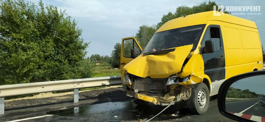 У Прилуцьку – аварія: потрощені два буси (фото)