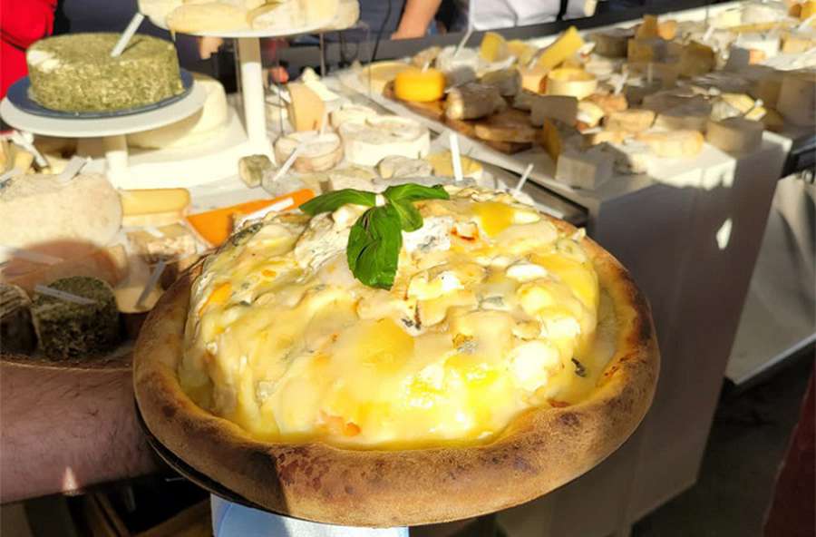 Занадто сирна піца: у Франції встановили рекорд Гіннеса (фото)