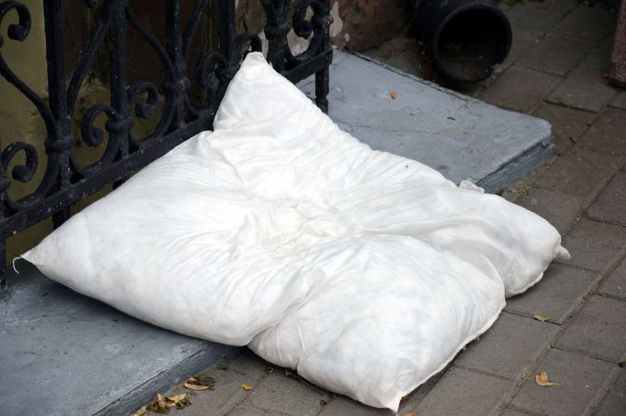 «Ми будемо тут жить», – заявила активістка. Стало зрозуміло, навіщо подушка.