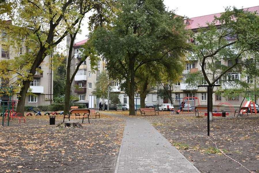 У Луцьку відремонтували 46 прибудинкових територій (фото)