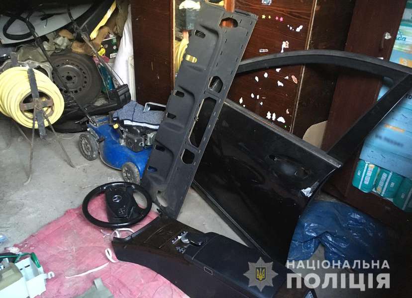 Вивезли трактором: у Любомльському районі з автостоянки вкрали «мерседес» (фото)