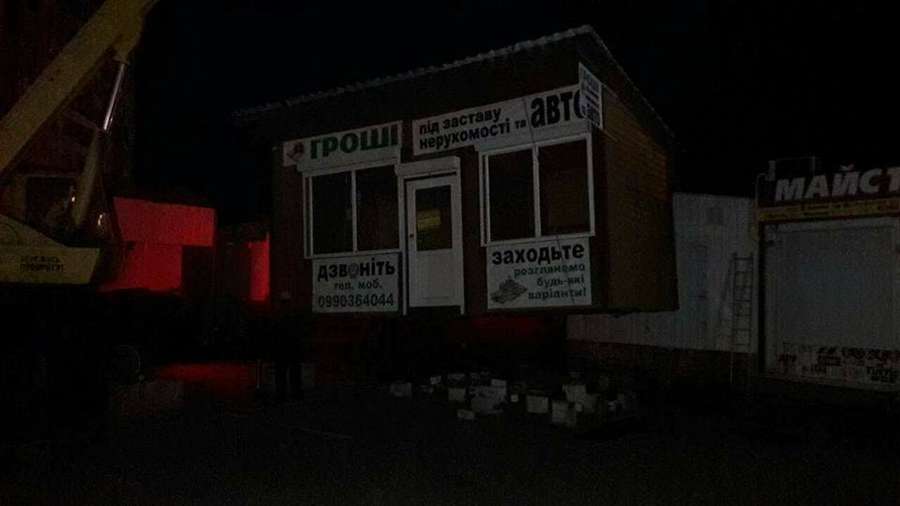 Луцькі муніципали демонтували незаконний кіоск на Кравчука (фото)