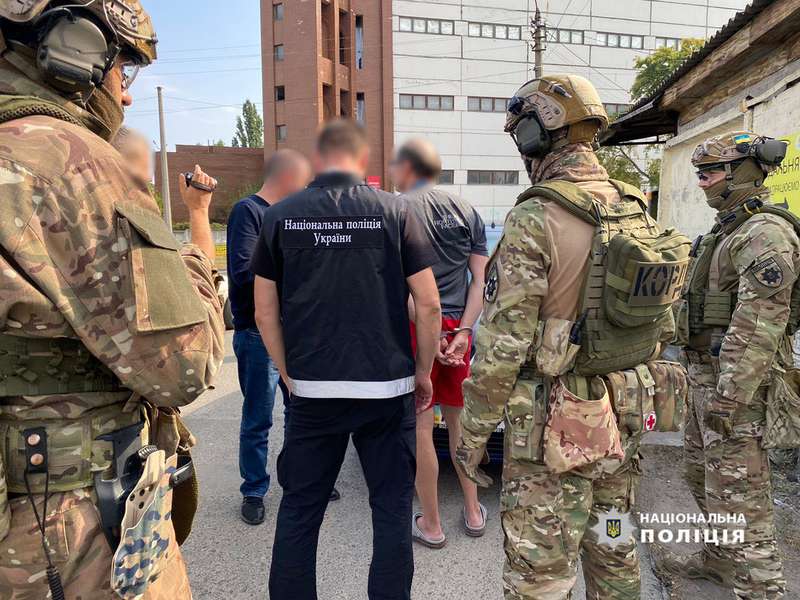 Продавав пістолети: у Луцьку затримали торговця зброєю (фото)