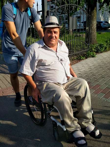 Випав з інвалідного візка на переході. Лучани допомогли (фото)