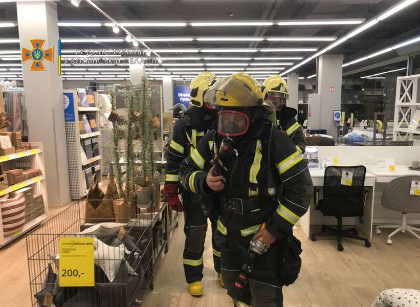 Біля торгового центру в Луцьку – рятувальники: що сталося (фото)