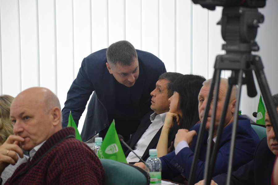  Заступник голови міського осередку партії УКРОП  Віталій Ляцевич щось говорить депутату Борису Смалю