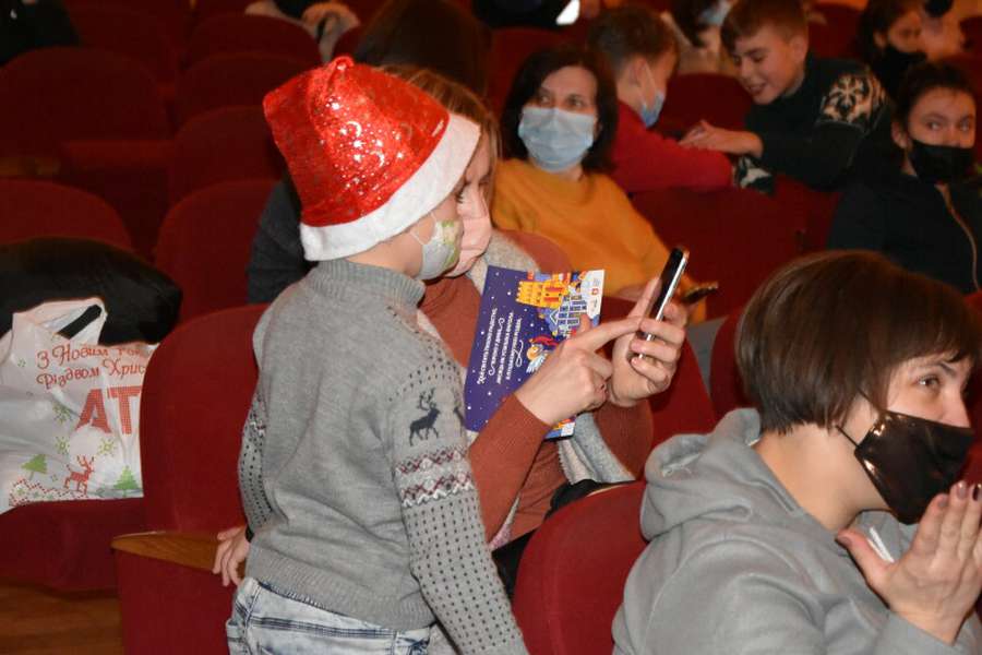 У Луцьку влаштували новорічне свято для дітей пільгових категорій (фото)
