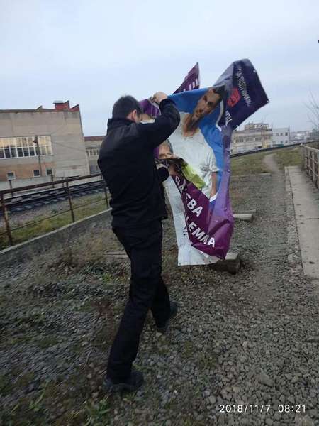 Луцькі муніципали зняли банер, щоб попередити ДТП (фото)