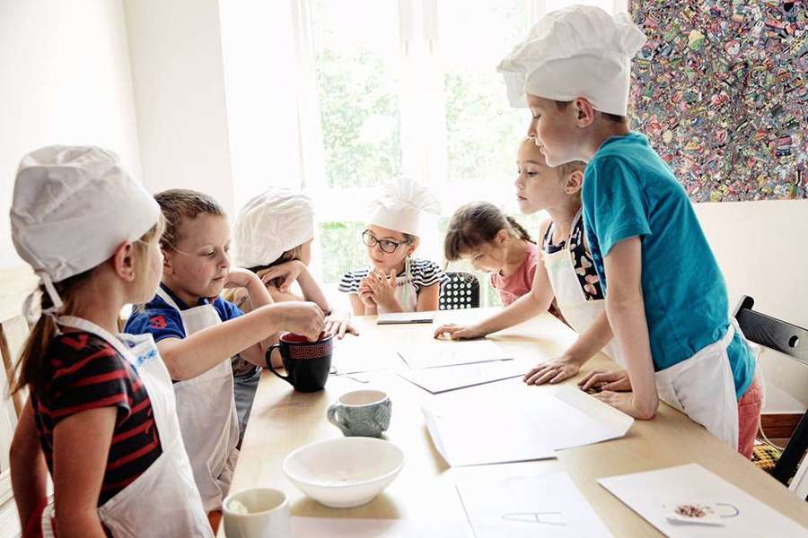 Під час майстер-класу маленькі кулінари вчаться готувати корисну їжу
