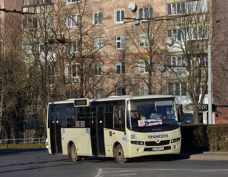 Замість жовтих «Богданів» на один з маршрутів Луцька вийшли нові автобуси (фото)