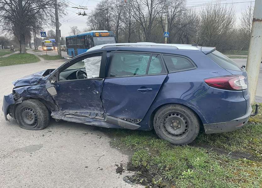 Є постраждалі: повідомили деталі аварії на перехресті в Луцьку (фото, відео)