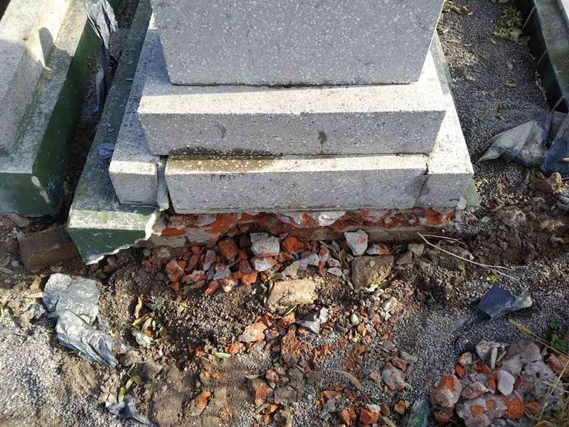 На Волині вандали пошкодили надгробки на кладовищі (фото)