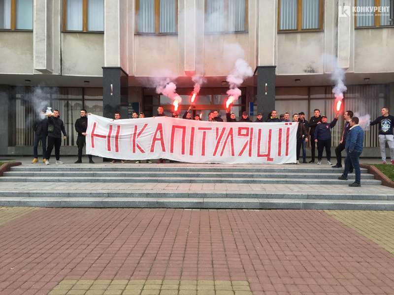 Ні капітуляції: під Волинською ОДА горять фаєри (фото)