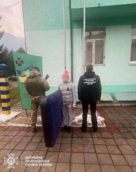 На матраці та у дитячій шапці: українець вчетверте хотів втекти за кордон (фото)