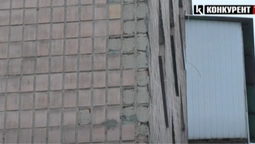 Плитка летить на машини: на проспекті Волі у Луцьку «розсипається» будинок (відео)