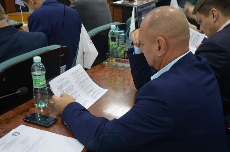 Депутату Аркадію Соломатіну не до віршів, він думає за проблеми Вишкова