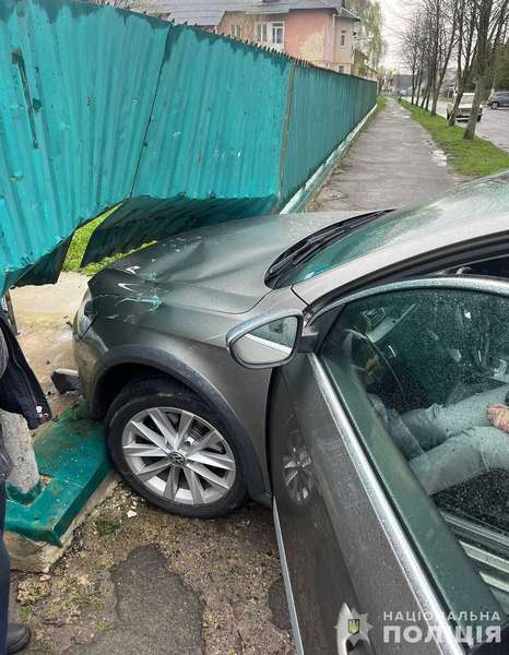 У Нововолинську авто збило жінку на тротуарі біля ліцею (фото)