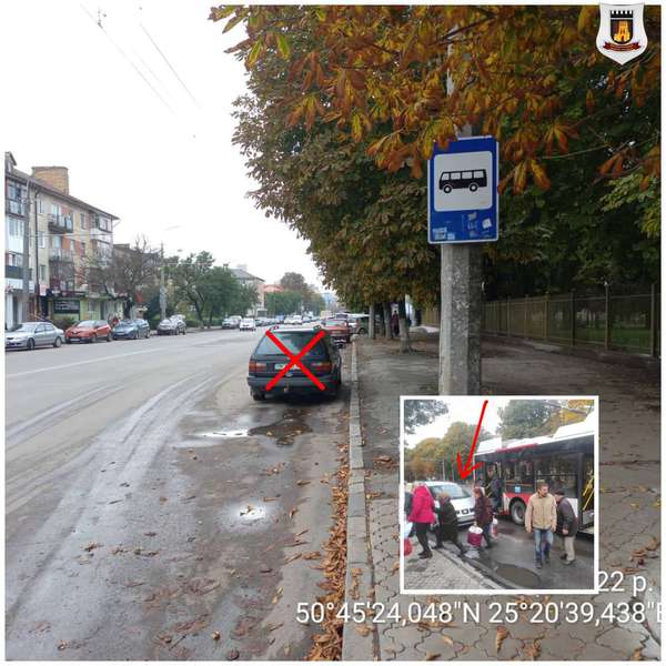 У Луцьку муніципали оштрафували водіїв, які паркуються біля зупинки (фото)