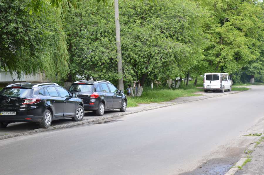 Парковки у Луцьку в недозволених місцях: хамство чи безвихідь?