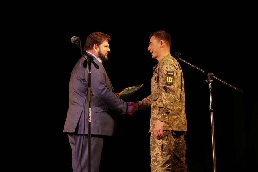 У Луцьку військову жінку-медика нагородили медаллю (фото)