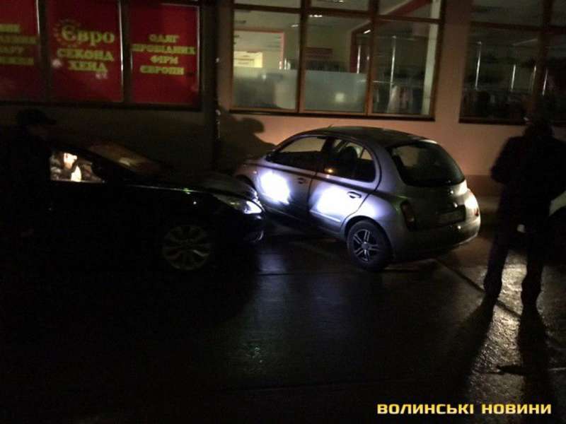 Автомобіль врізався в будівлю: ДТП на Кравчука (фото)