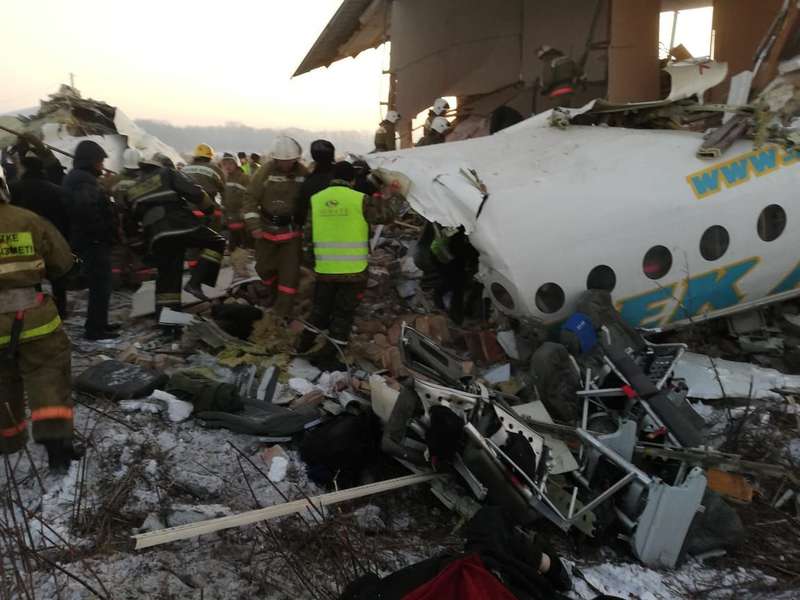 У Казахстані впав літак зі 100 пасажирами на борту (фото, відео)