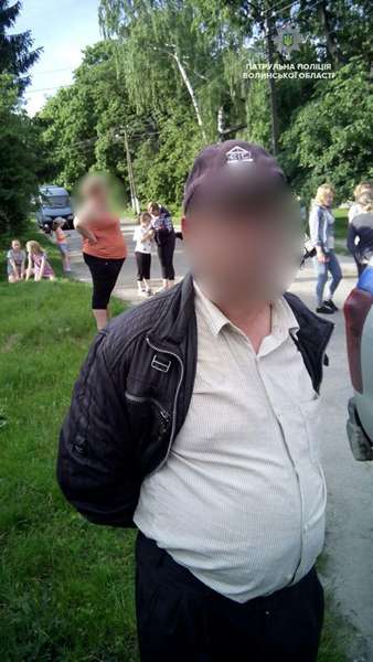 У Луцьку на вулиці чоловік демонстрував перехожим статеві органи (фото)