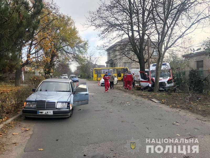 В Одесі швидка в'їхала у дерево: є постраждалі (фото)
