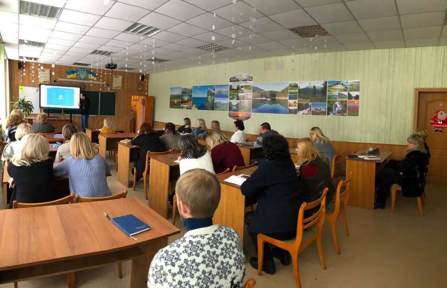 Доступно і пізнавально: у Луцьку педагогів навчали роботі з мультибордами (фото)