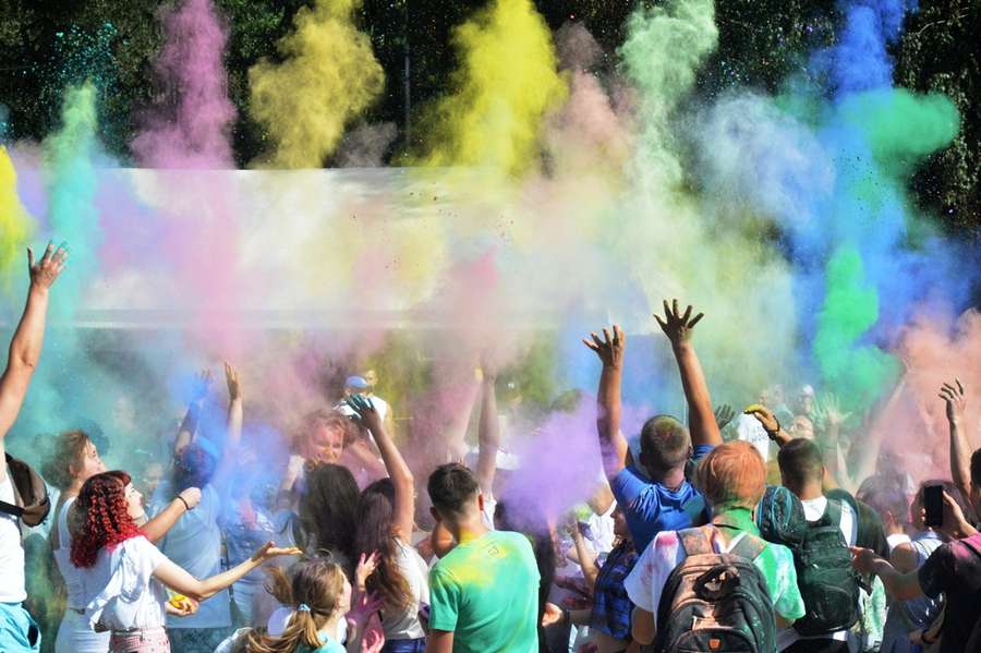 Забарвлені та щасливі: у Луцьку кольорові святкування Дня молоді (фото) 