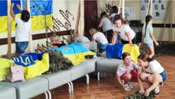 Плетуть і діти, і дорослі: у селі під Луцьком роблять маскувальні сітки для танкістів (фото, відео)