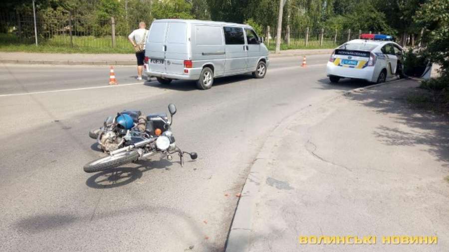 У Луцьку ДТП: зіткнулися мікроавтобус і мотоцикл (фото)
