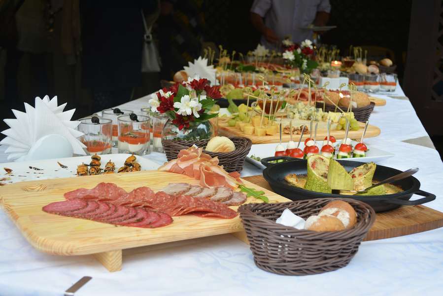 Опісля презентації всіх гостей частували смачними стравами: м'ясом, овочевими салатами, солодощами...