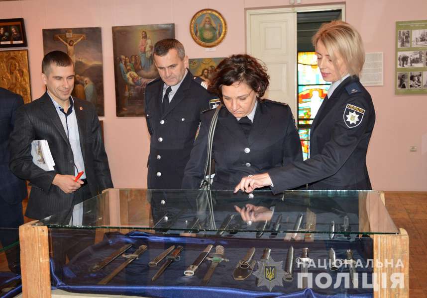 Волинські поліцейські поповнили музей вилученою колекцією унікальної зброї