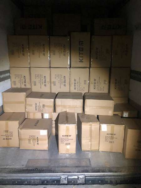 Волинські митники затримали 3,5 тонн незаконних рюкзаків та пеналів (фото)