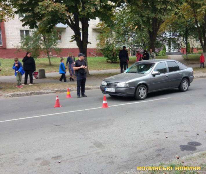 Вискочив на дорогу: у Луцьку автівка збила 10-річного хлопчика (фото)