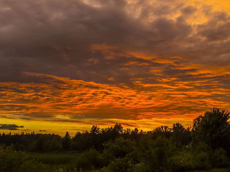Показали багряний захід сонця на Волині (фото)