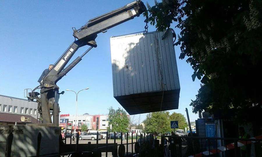 У Луцьку «знесли» незаконний контейнер між Автостанцією №1 та «Слоном» (фото)