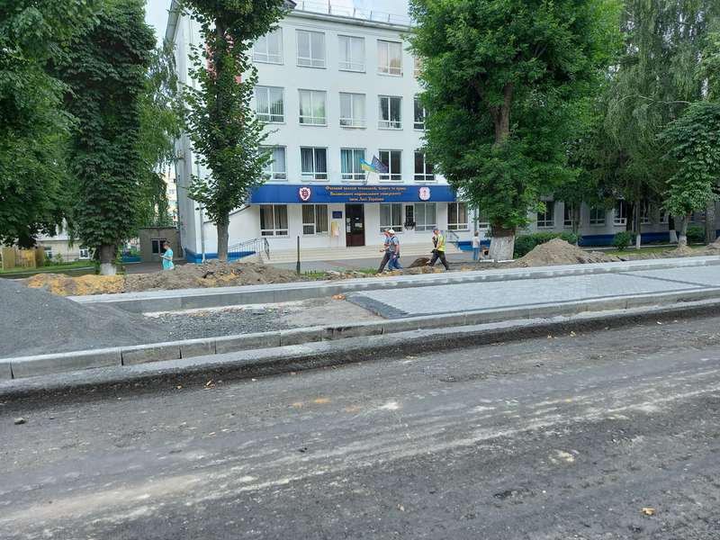 Знімають бруківку із тротуарів: що коїться на проспекті Волі у Луцьку (фото)