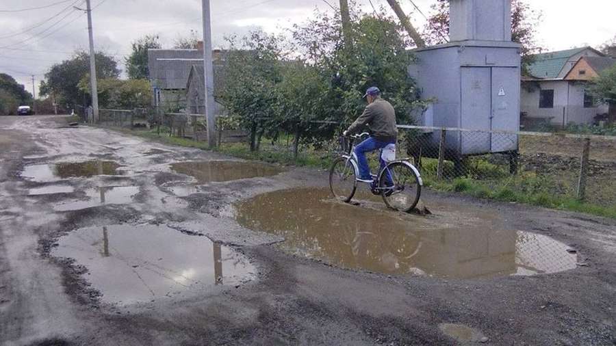 Без ремонту понад десять років: у Луцьку в одному з районів мешканці скаржаться на глибокі ями на дорозі (фото, відео)