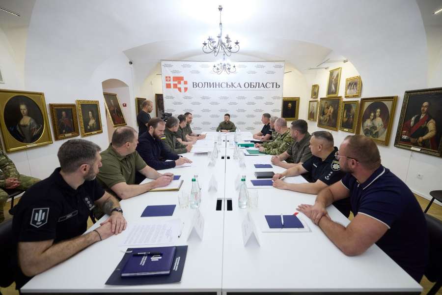 Зеленський провів нараду в замку Любарта: про що говорили (фото, відео)