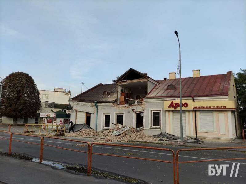 У Володимирі почали розбирати будинок, який обвалився (фото)