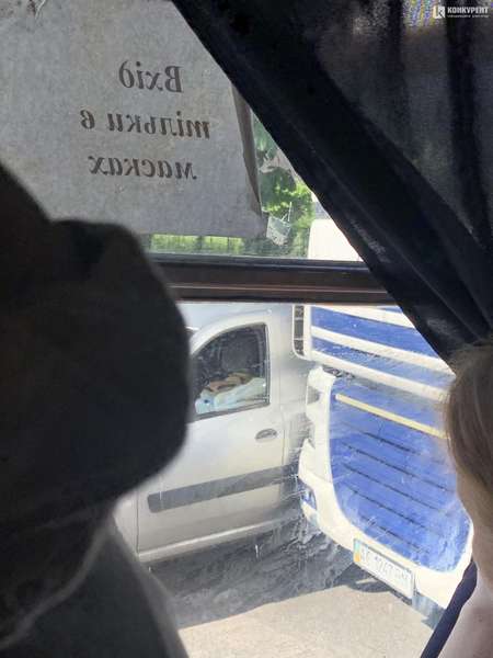 У Луцьку на Львівській – величезний затор: не розминулися DAF і легковик (фото)
