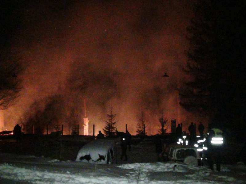 Поблизу Буковеля загорівся готель: є жертва (фото)