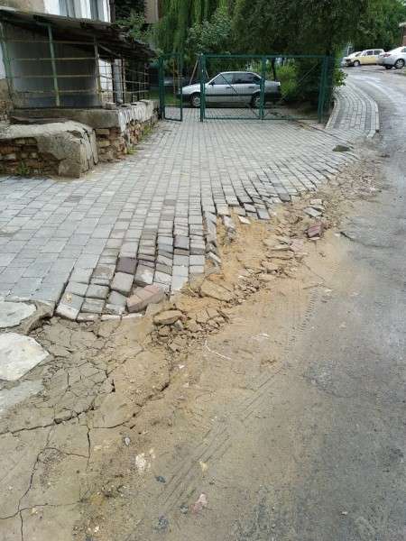 Зробили «дічь»: лучани просять відремонтувати тротуари (фото)